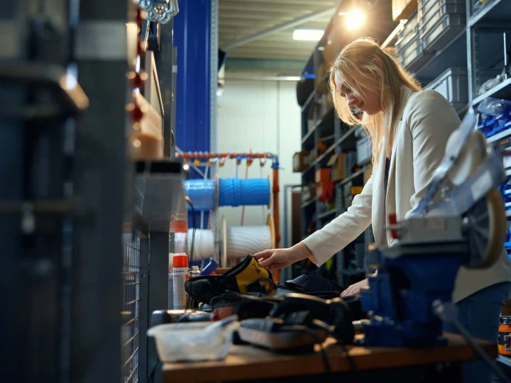 vrouw in magazijn met veiligheidsproducten