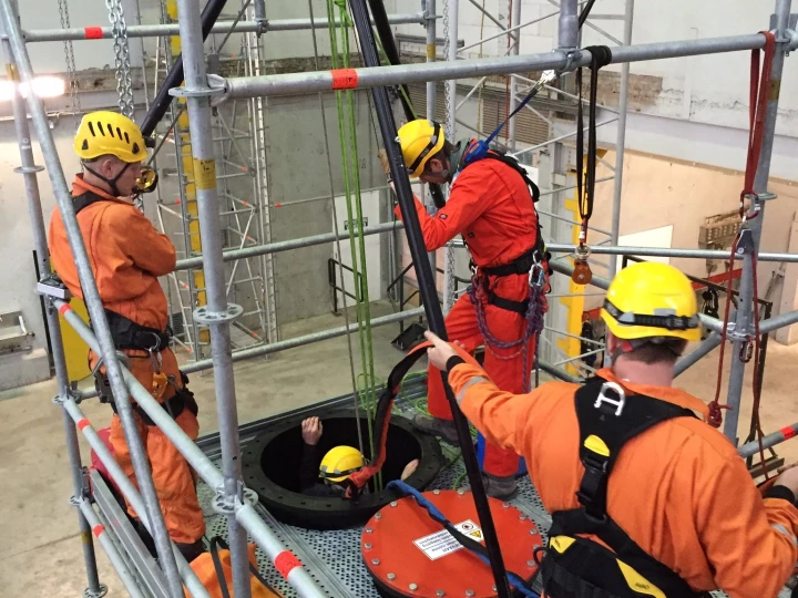 mannen in loods met helm en harnas en een man de besloten ruimte ingaat