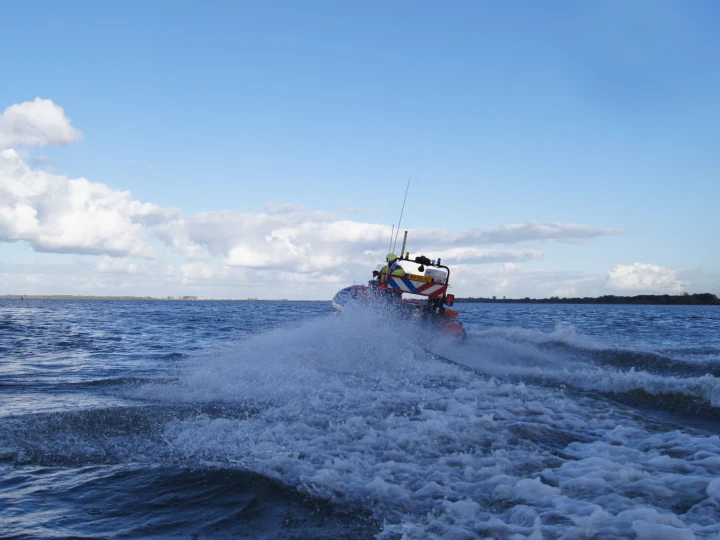 brandweerboot op water met stromend water